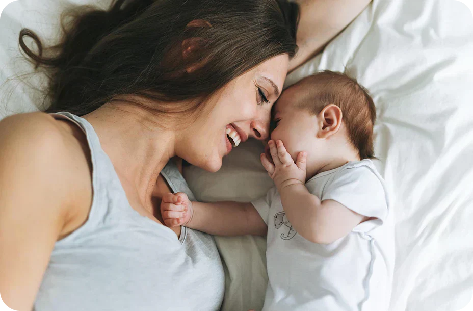 Mother comfortably breastfeeding using sustainable nursing pads.